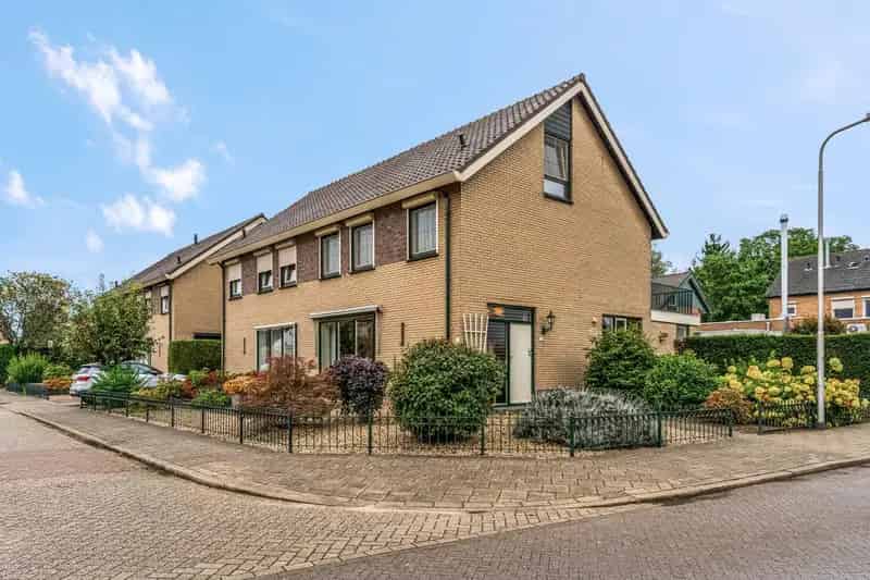 Ruime 4 Slaapkamers 2 Onder 1 Kapwoning Doornenburg