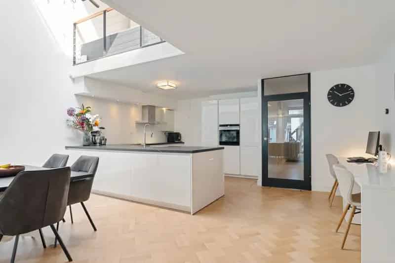 Huis te koop Zoetermeer: Ruime 4 Slaapkamers, Moderne Keuken, Zuidtuin