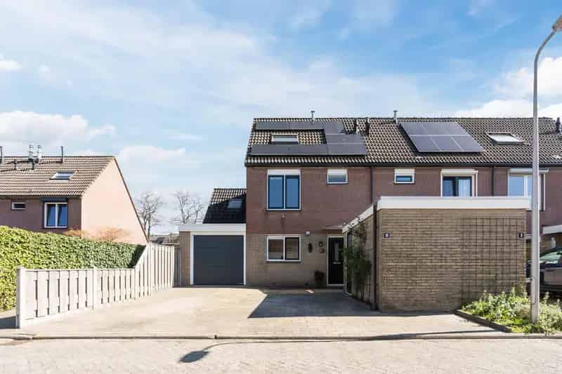Hoekwoning Hoogeveen 4 slaapkamers garage oprit zonnepanelen