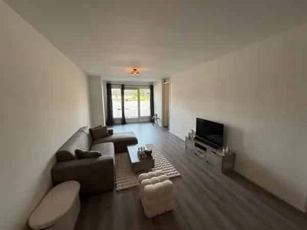 2 Kamer Appartement Gerenoveerd Nabij NS Station
