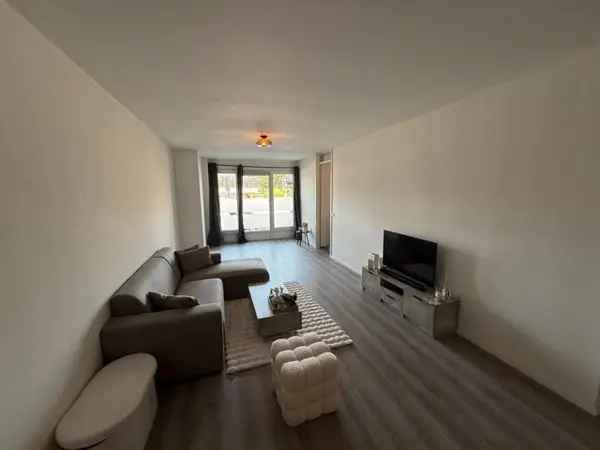 2 Kamer Appartement Gerenoveerd Nabij NS Station
