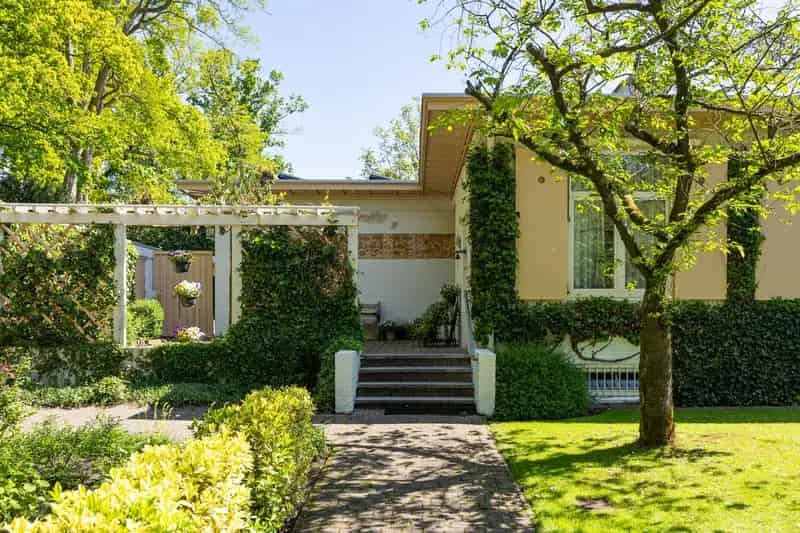 Bungalow te koop Vught: Ruime tuin, 3 slaapkamers, dubbele garage