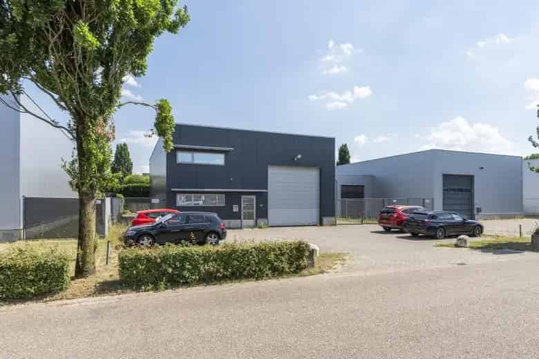 235 m2 Bedrijfsruimte te Huur Beek