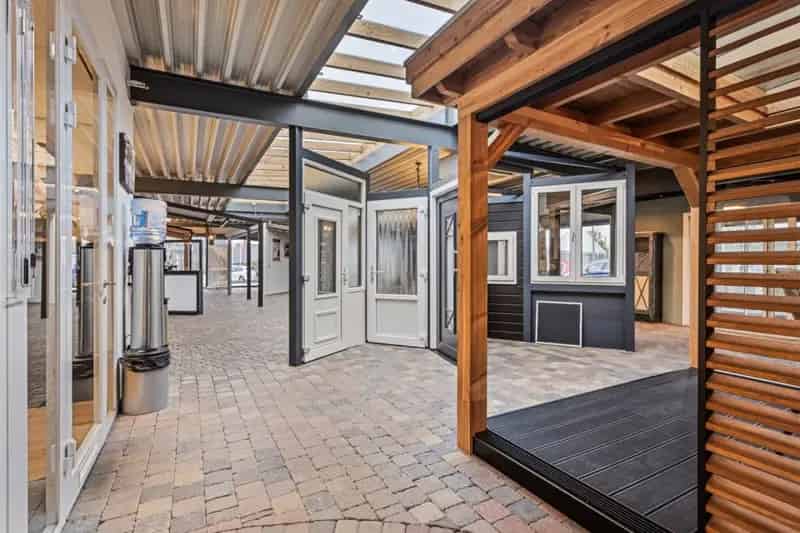 Bedrijfpand te Huur Roermond Showroom Kantoren Werkplaats Magazijn