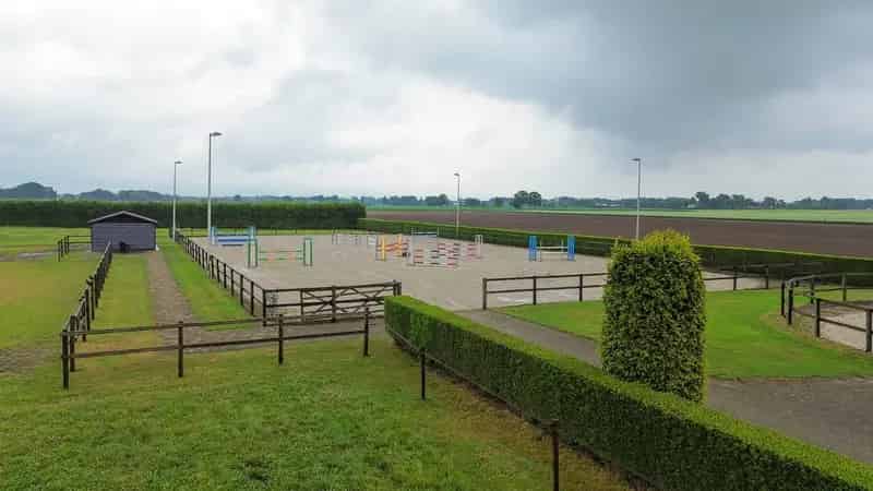Agrarisch bedrijf Someren: woning met paardenstallen
