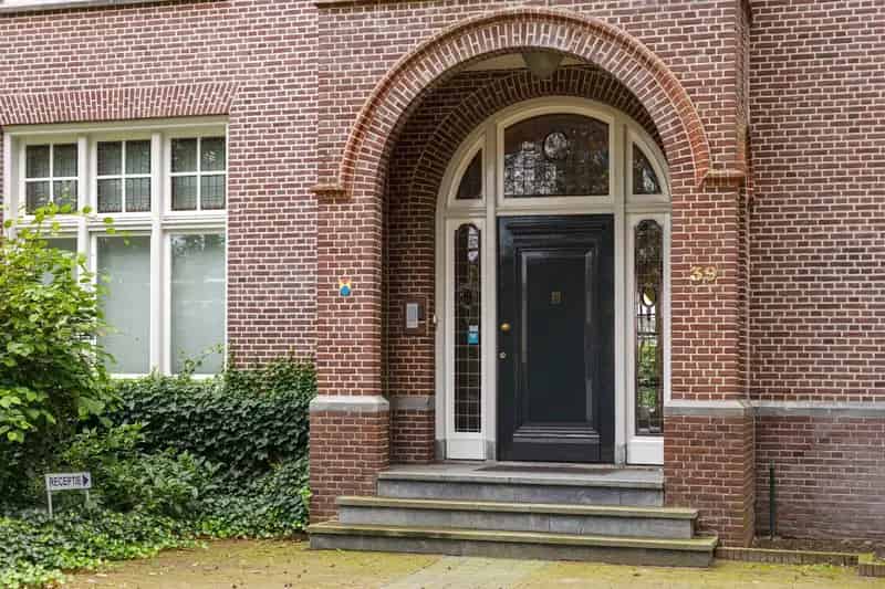 Gemeentelijk Monument: Statige Villa met 7 Garageboxen