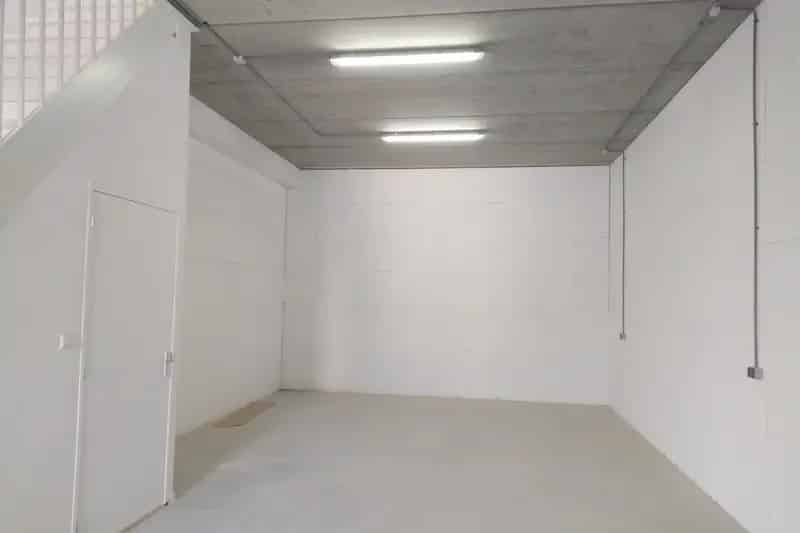 Bedrijfshal Almere te koop: 100m2 unit, direct klaar voor gebruik