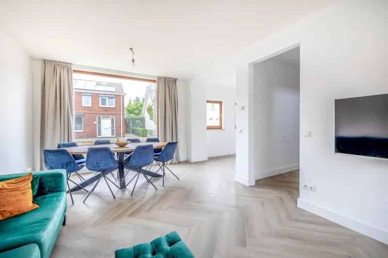 Vrijstaande woning met 10 zonnepanelen en moderne badkamer