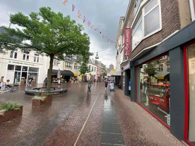 Winkel te Koop Enschede: Ruime Winkelruimte met 2 Verhuurde Woningen