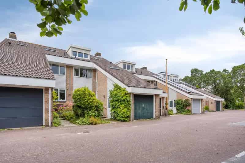 Huis te koop Hillegom: Ruime 5-kamer woning met tuin aan het water