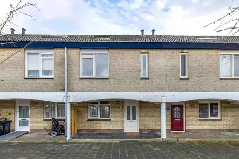 Huis te koop Almere: Instapklare 4 slaapkamer woning met 2 badkamers en 14 zonnepanelen