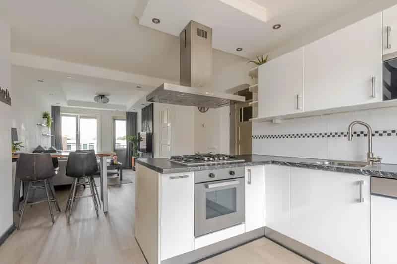 Ruim 3 kamer appartement Carnisse met zolder en moderne keuken