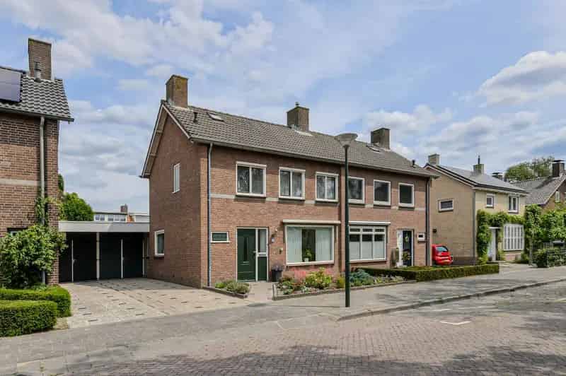 Huis te koop Raamsdonksveer: 4 slaapkamers, grote garage en tuin