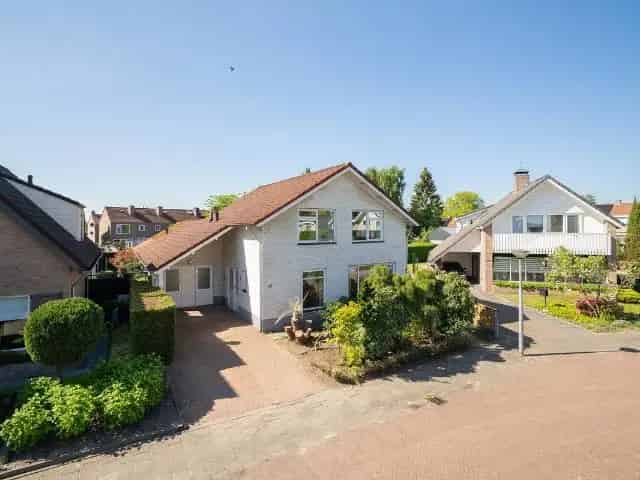 Vrijstaande woning met praktijkruimte Enschede