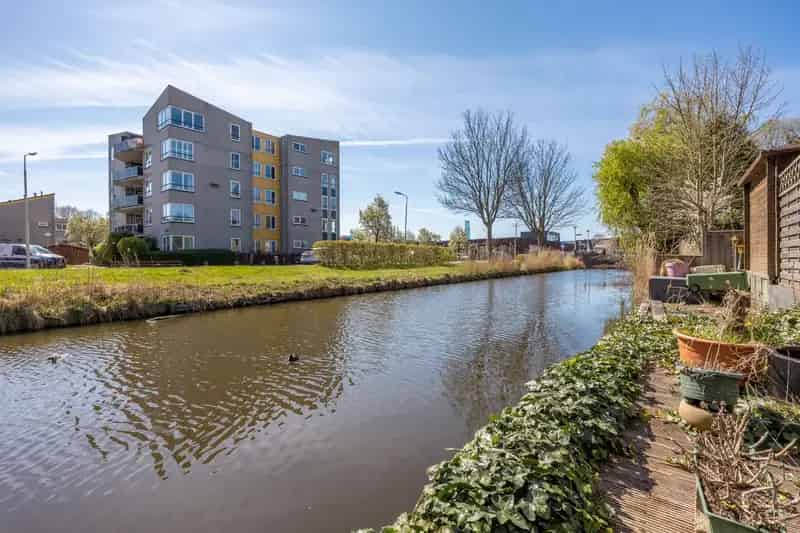 Huis te koop Zaandam Westerwatering 4 slaapkamers tuin aan het water