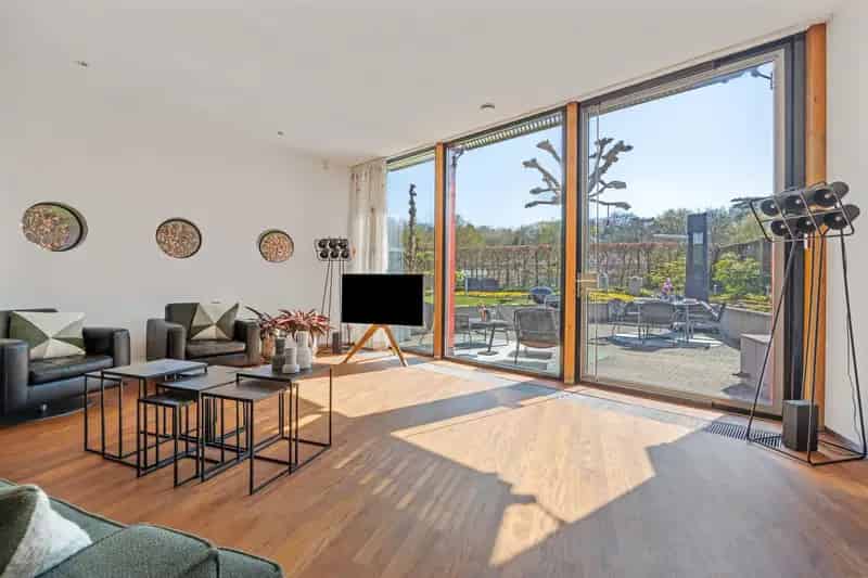 Huis te koop Roosendaal: Unieke Architectonische Woning met Tuin