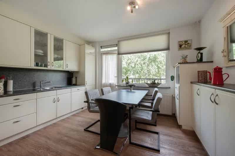 Ruim 5-kamer appartement Rijswijk 124m2 2 balkons parkeerplaats