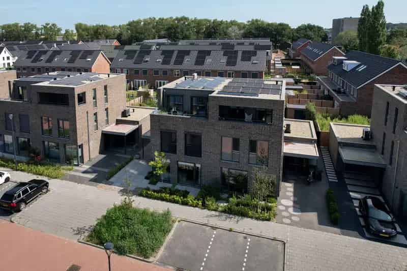 Luxe halfvrijstaand huis Markkanaal Oosterhout 4 slaapkamers zwembad sauna