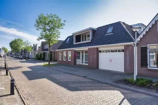Riant woonhuis met kantoor en appartement te Sint Nicolaasga