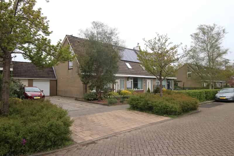 Ruim Woonhuis met Garage en Tuin Eekwerd 1