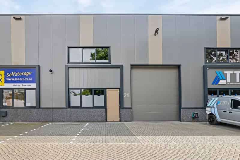 Bedrijfshal te huur Oostrum - Luxe pand met 5 kantoren en opslag