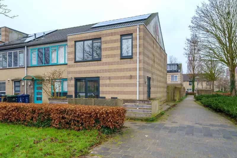 Ruime 5-kamer Hoekwoning Almere Filmwijk 4 slaapkamers Tuin Airco Zonnepanelen