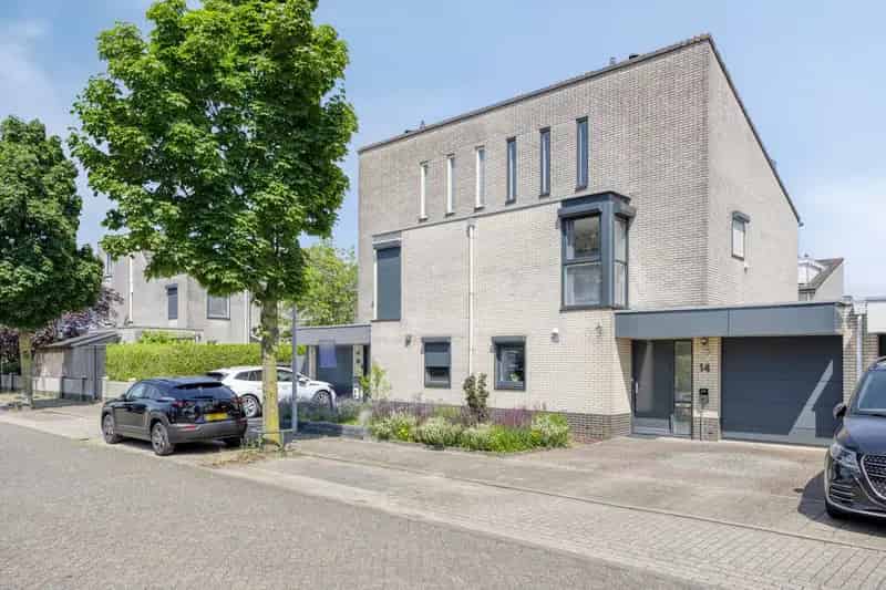 Ruime Tweekapper met 4 Slaapkamers te Koop in Elst