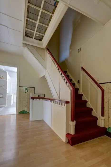 Vrijstaand woonhuis met praktijkruimte te koop