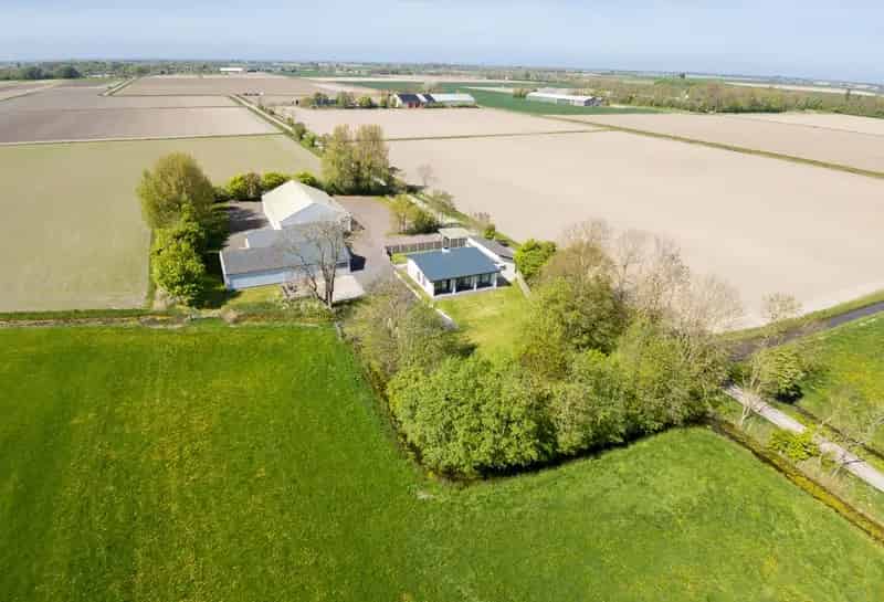 Bedrijfshal Minnertsga: Wonen en werken gecombineerd