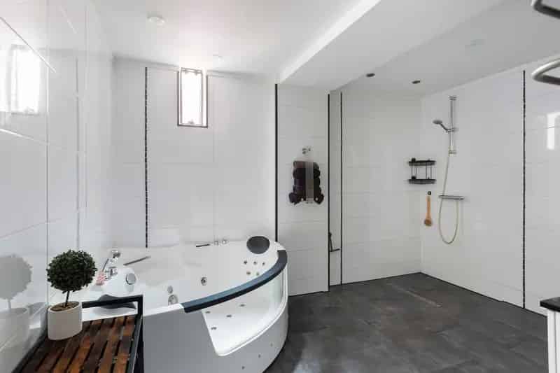 Huis te koop Maassluis: 3 slaapkamers, moderne keuken, jacuzzi