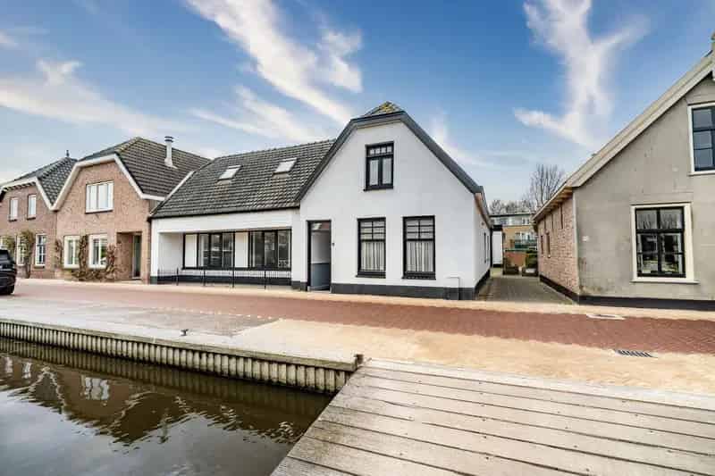 Ruim Hoekhuis Zoeterwoude met Garage en Huurinkomsten
