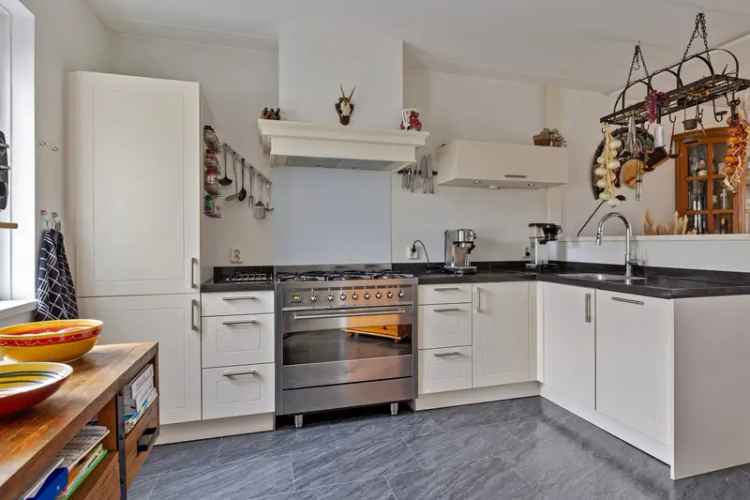 Huis te koop Moerkapelle: Vrijstaande woning met garage en tuin aan het water