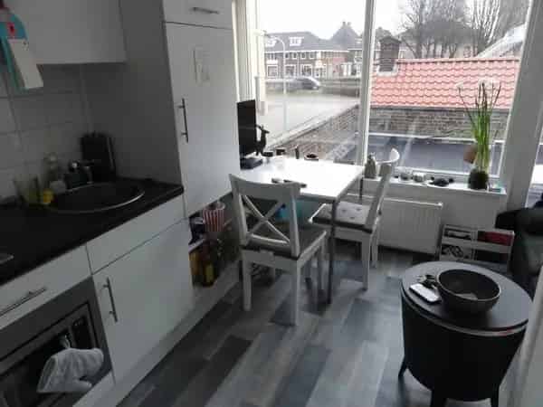 Klein Appartement met Groot Dakterras Nabij Winkels