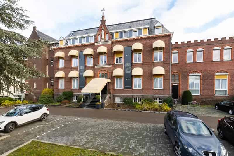Kantoor Tienray te huur: voormalig klooster met 34 appartementen