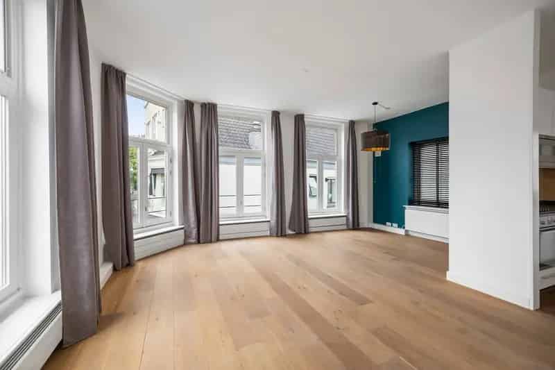 Deventer Centrum: Instapklare 3 kamer appartement met dakterras