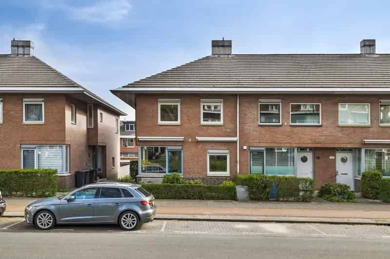 Ruime Hoekwoning Dordtsestraatweg: Instapklaar & Goed Onderhouden