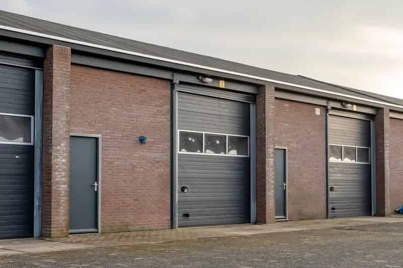 Bedrijfshal Kampen te koop: Ruime opslagunits op afgesloten terrein