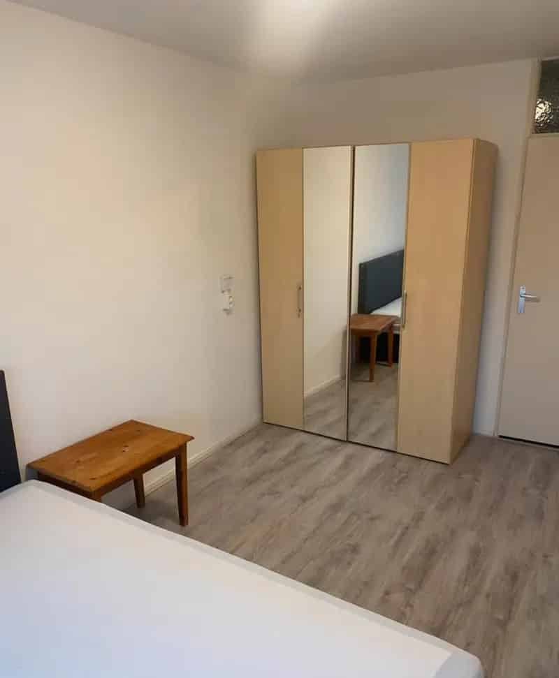 Kamer te Huur Nabij Winkels en Scholen