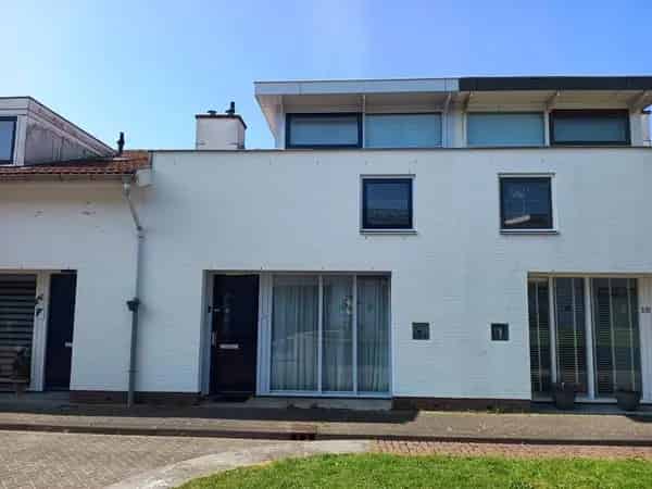 Te Huur: Ruime Tussenwoning Peter van Anrooystraat Deventer