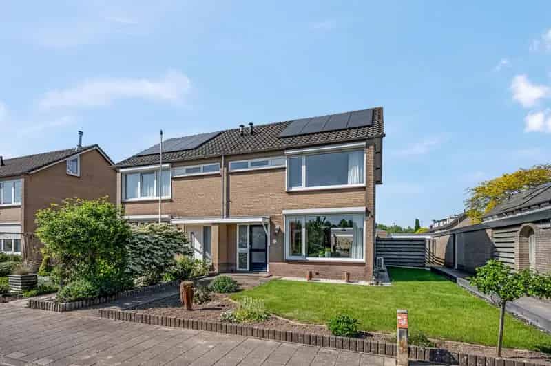 Ruime 2-onder-1-kapwoning Doornenburg 3 slaapkamers 8 zonnepanelen