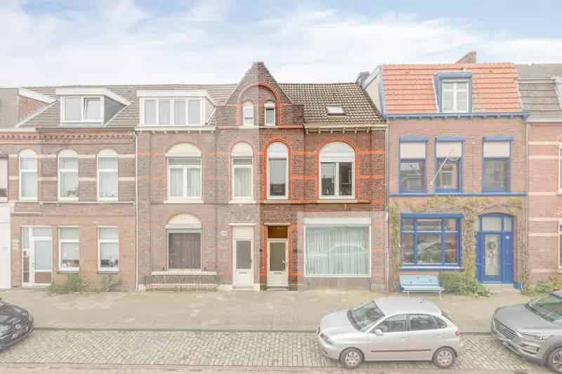 Te renoveren bovenwoning met 3 slaapkamers en dakterras in Venlo