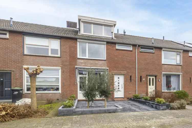 Eengezinswoning Te Koop in 9, Ferdinand Bolstraat, Hardinxveld-Giessendam, Zuid-Holland