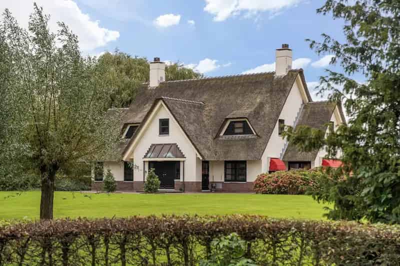 Luxe Rietgedekte Villa nabij Brielle met Gastenverblijf en Paardenstal