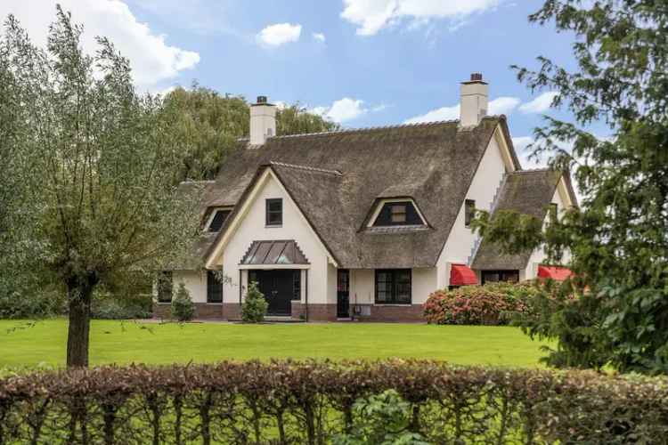 Luxe Rietgedekte Villa nabij Brielle met Gastenverblijf en Paardenstal
