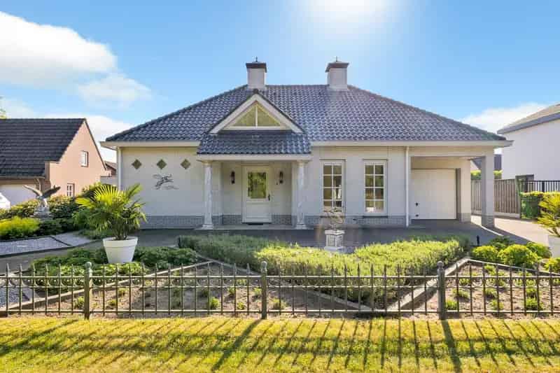 Semi-bungalow met bijgebouw 1200m2 De Polders