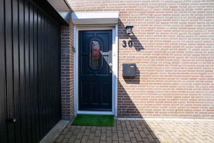 Te Koop: Elegante Tweekapper Helmond 3 Slaapkamers Grote Garage