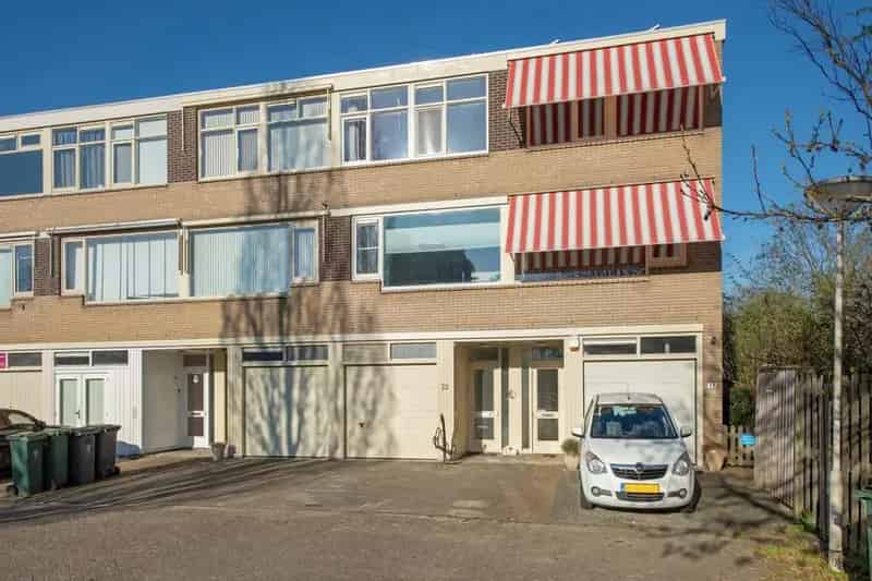 Moderne Vijfkamer Drive In Woning Ruime Tuin Garage Nabij Winkels