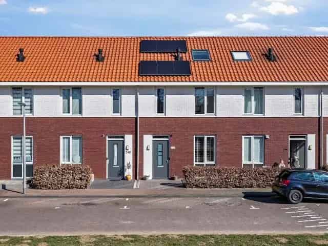 Ruime Tussenwoning Schuytgraaf Nabij Winkels en Scholen
