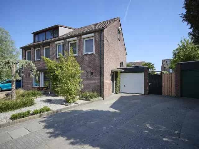 Ruime 2-onder-1-kapwoning met 4 slaapkamers te koop