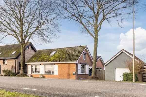 Landelijk wonen in Steenbergen: Vrijstaand huis met garage en 14 zonnepanelen